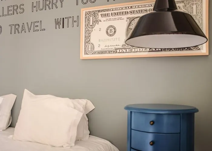 The Poets בית הארחה פורטו